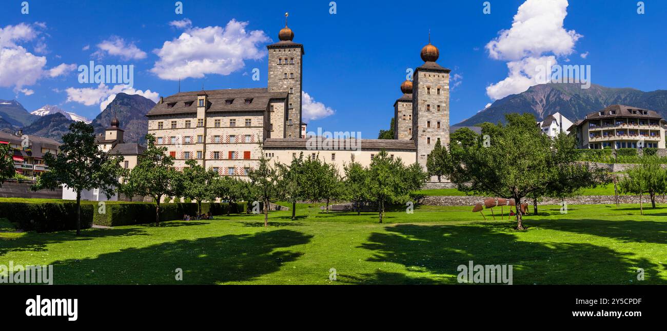 Suisse voyage et monuments. Canton du Valais, ville de Brigue. Impressionnant château Stockalper avec beau jardin et parc Banque D'Images