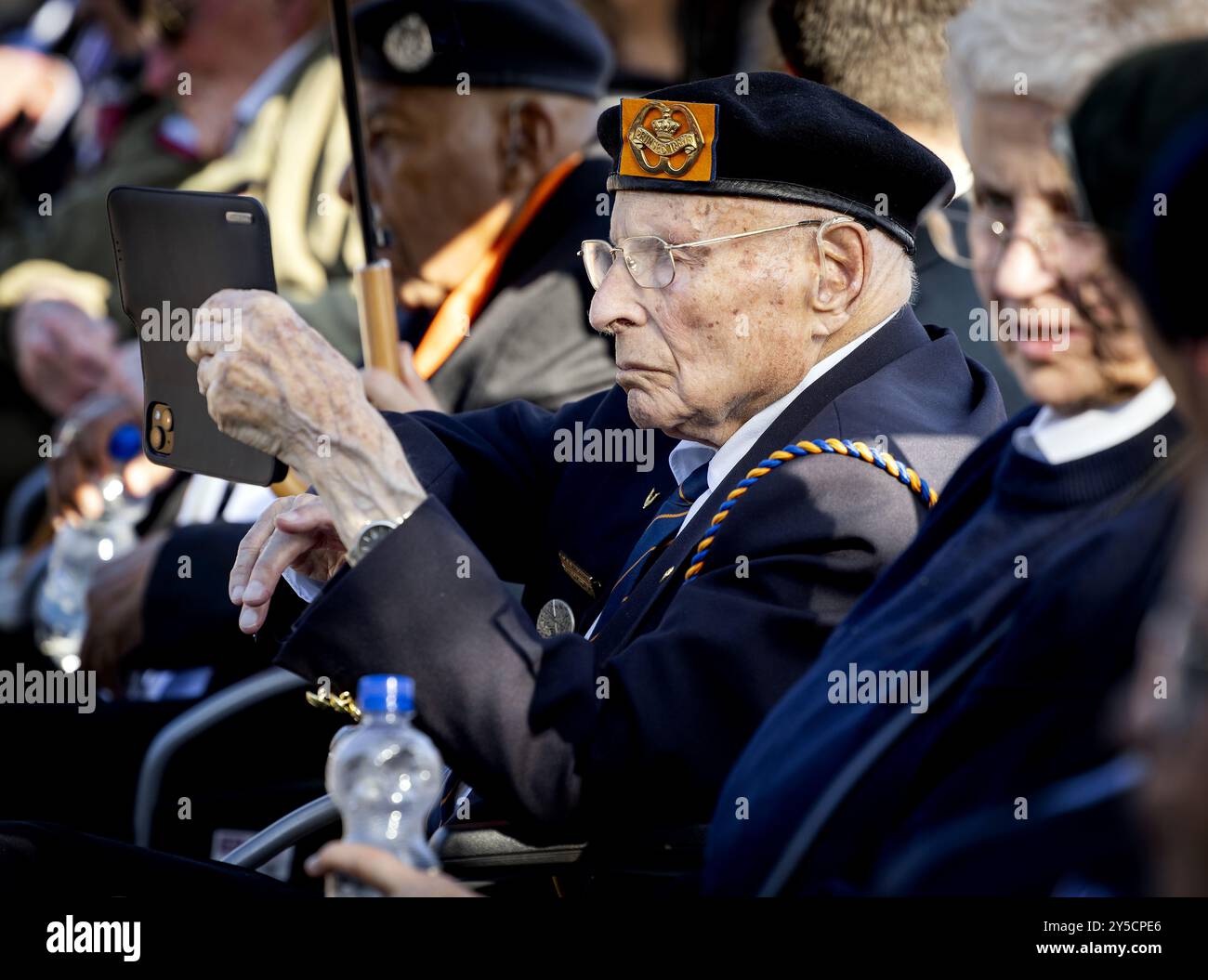 DRIEL - Un vétéran prend une photo avec son téléphone pendant la 80ème commémoration commémorant la contribution de la 1ère Brigade indépendante polonaise de parachutistes à la bataille d'Arnhem. Une commémoration de la libération, qui a débuté aux pays-Bas en septembre 1944, dure depuis un an, et se déroule dans tout le pays. ANP KOEN VAN WEEL pays-bas Out - belgique Out Banque D'Images