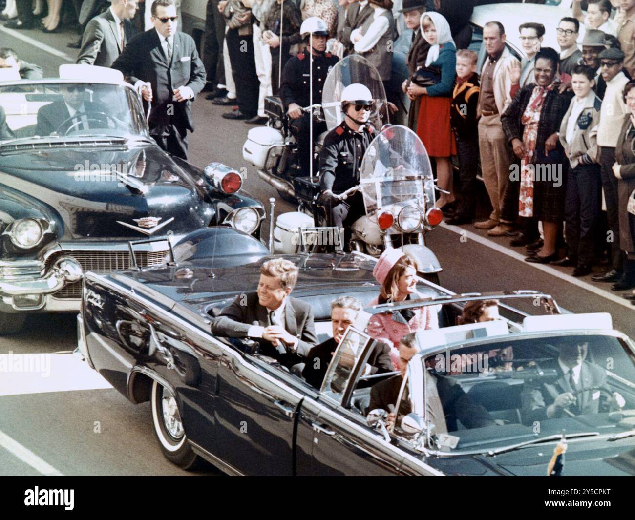 Le cortège du président Kennedy sur main Street à Dallas avec Jackie et le gouverneur Connally juste avant les événements tragiques du 22 novembre 1963 Banque D'Images