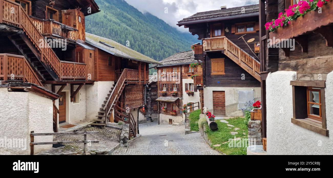 Les plus beaux villages suisses - joli Griementz avec des maisons traditionnelles en bois et des rues florales. Attraction touristique populaire dans Valais Canton de SWI Banque D'Images