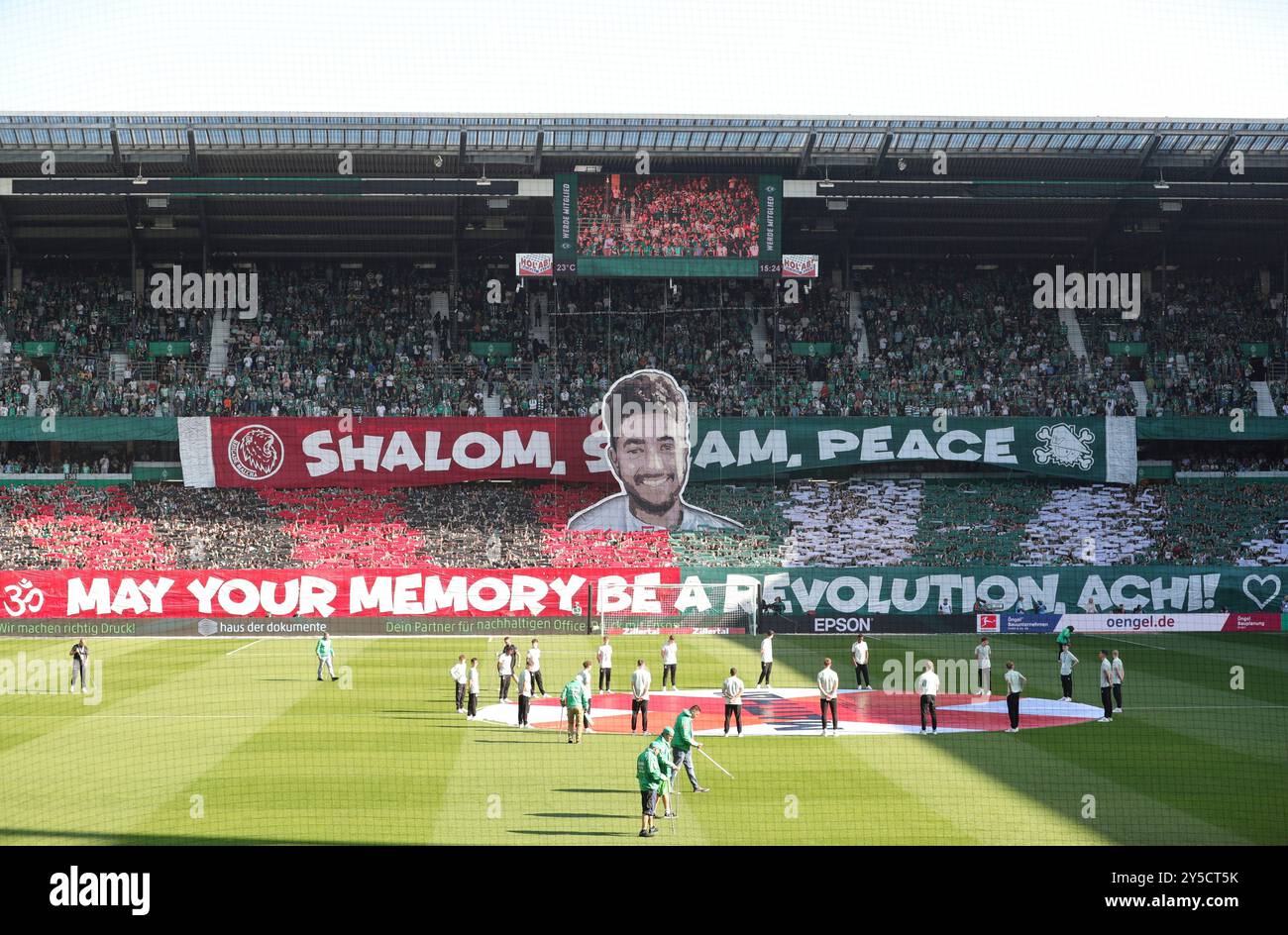 21.09.2024, wohninvest Weserstadion, Bremen, GER, 1.FBL SV Werder Bremen v. FC Bayern Muenchen im Bild/Picture Shows Feature/Impressionen Fahnen/Banner/Stimmung/Emotionen/fans Werder-fans gedenken getoetetem Hersh Goldberg-Polin vor Bayern-Spiel choreo Foto © nordphoto GmbH/Tauchnitz DFB INTERDIT L'UTILISATION DE SÉQUENCES VIDÉO OU QUASI-IMAGES. Banque D'Images