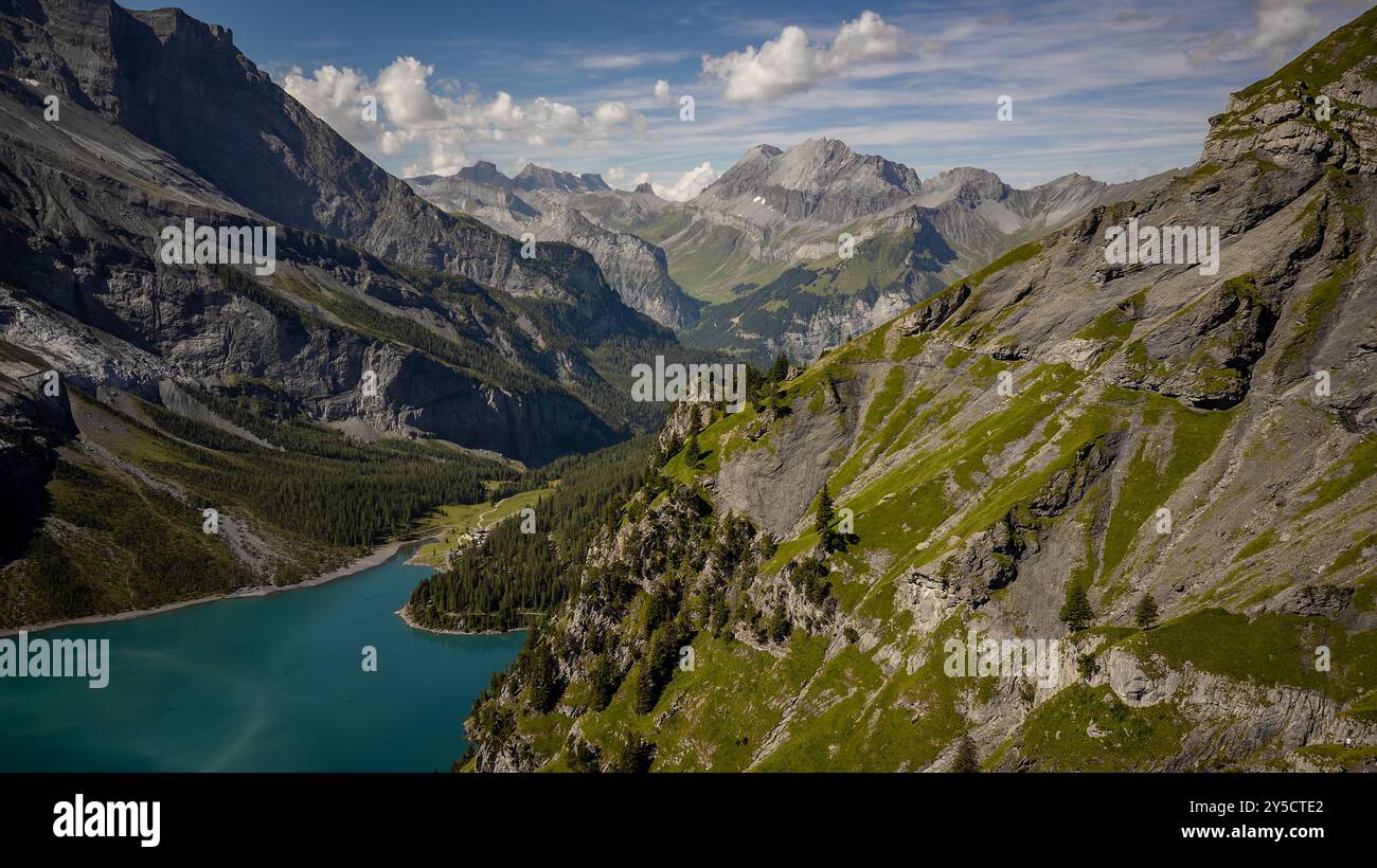 Vue depuis le drone volant. Belle vue d'automne sur le lac Oeschinensee unique. Incroyable scène matinale des Alpes suisses, Suisse, Europe. Banque D'Images