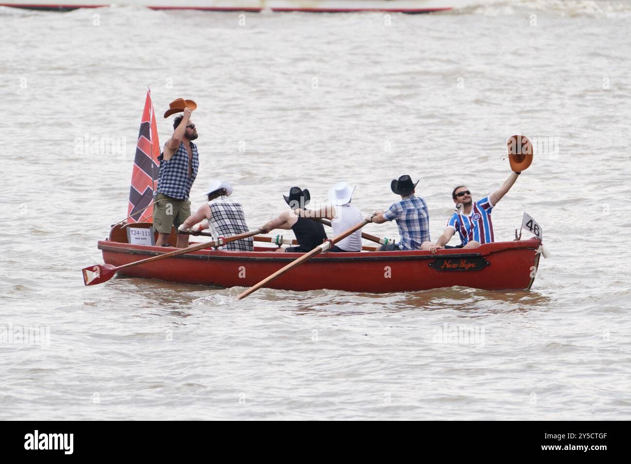 Un bateau passe sous Tower Bridge dans le centre de Londres, alors qu'ils prennent part à la Great River Race qui rassemble jusqu'à 300 bateaux et 1500 personnes allant de Millwall dans l'est de Londres à Richmond, pour collecter des fonds pour des œuvres caritatives. Chaque année, des bateaux de style traditionnel se disputent le parcours de 21,6 km, avec de nombreux concurrents venant du monde entier. Date de la photo : samedi 21 septembre 2024. Banque D'Images