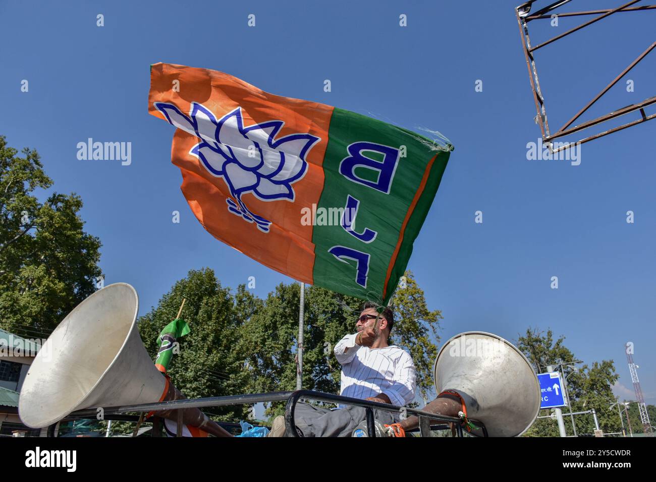 Srinagar, Inde. 21 septembre 2024. Un partisan du Bharatiya Janata Party (BJP) tient un drapeau du parti lors d'un rassemblement de campagne électorale, avant la deuxième phase des élections de l'Assemblée à Srinagar. (Photo de Saqib Majeed/SOPA images/Sipa USA) crédit : Sipa USA/Alamy Live News Banque D'Images