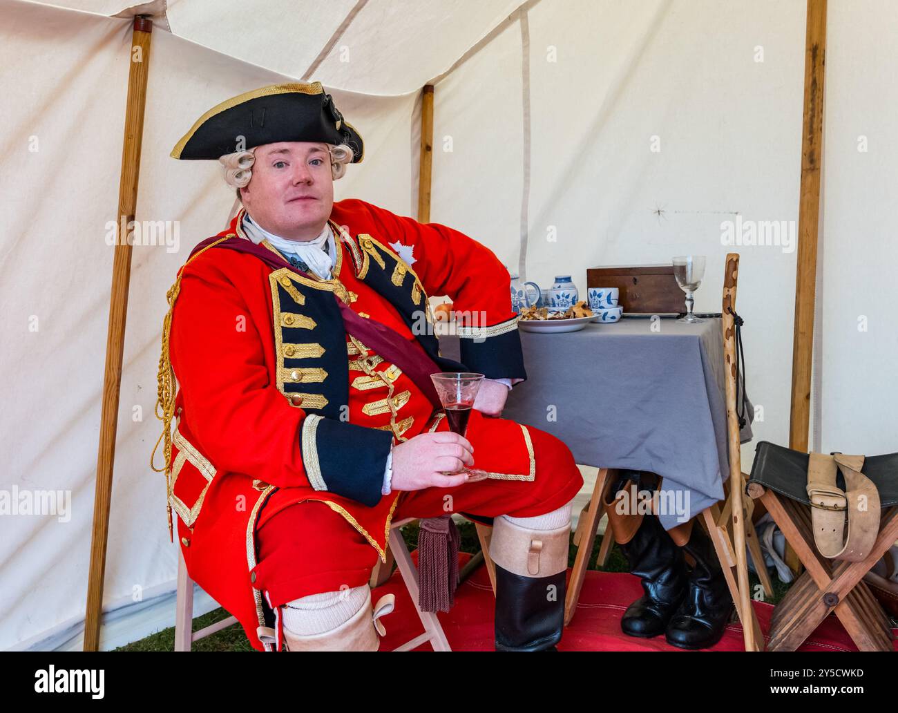 Prestonpans, East Lothian, Écosse, Royaume-Uni, 21 septembre 2024. Battle of Prestonpans Reenactment : les reconstituteurs jouent des rôles dans l'armée hanovrienne pour recréer la bataille. La bataille de Prestonpans, également connue sous le nom de bataille de Gladsmuir, a lieu le 21 septembre 1745, le premier engagement significatif du soulèvement jacobite. Sur la photo : le général Sir John Cope profite de son déjeuner avec un verre de vin rouge dans une tente. Crédit : Sally Anderson/Alamy Live News Banque D'Images