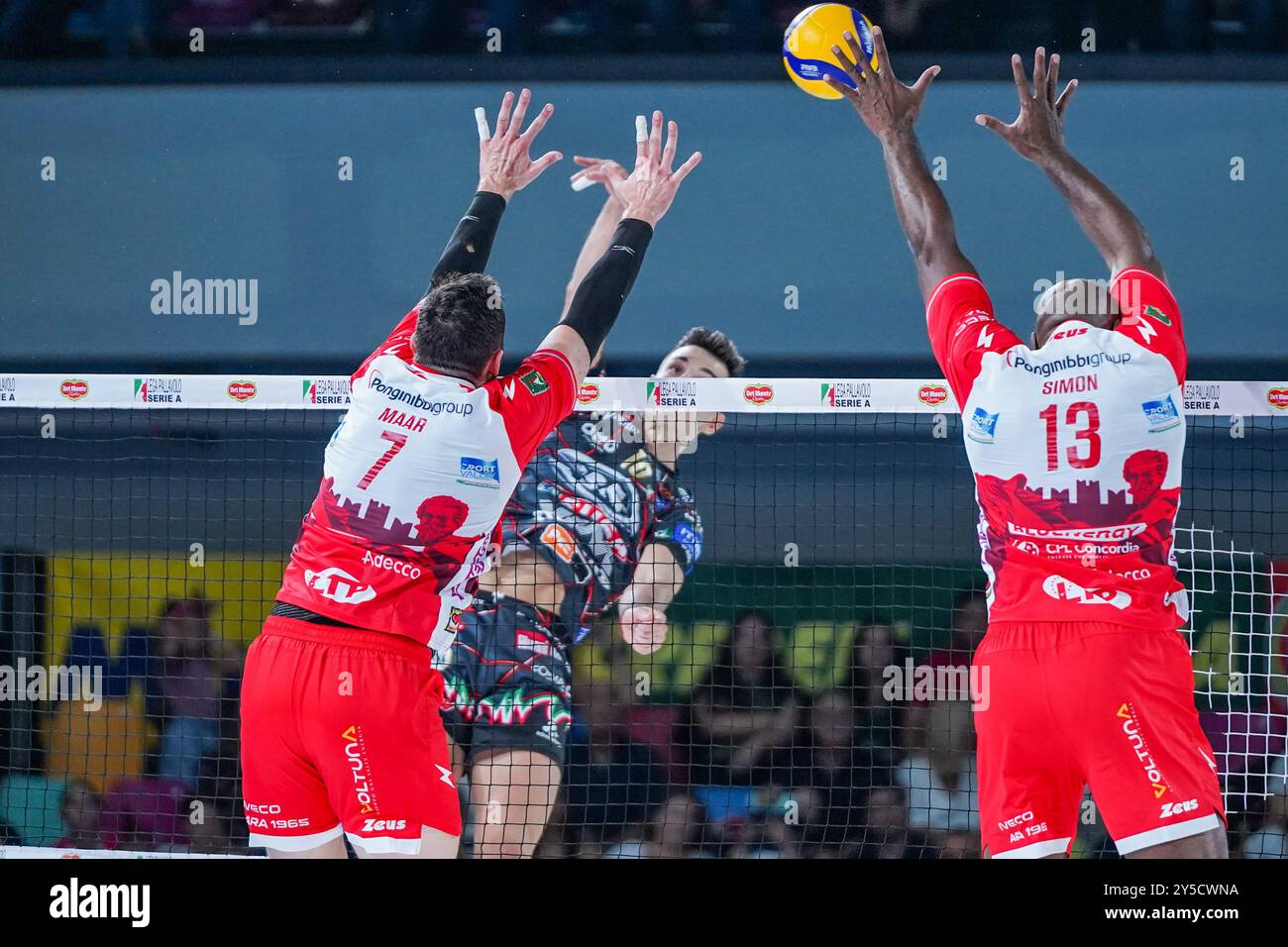 Pic de 10 Wassim Ben Tara (Sir Susa Vim Perugia), bloc de 13 Robertlandy Simon Aties (Gas Sales Bluenergy Piacenza) lors de Sir Susa Vim Perugia vs Gas Sales Bluenergy Piacenza, match de volleyball Italien Supercup Men à Florence, Italie, le 21 septembre 2024 Banque D'Images