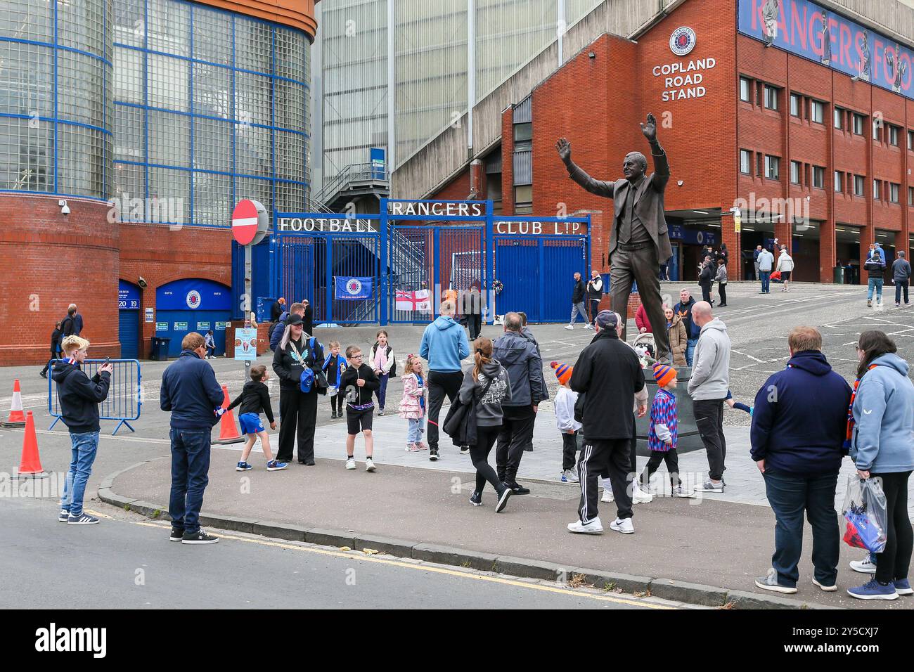 Glasgow, Royaume-Uni. 21 septembre 2024. Après plusieurs mois de matchs à domicile à Hampden Park, Glasgow, les Rangers retournent à leur stade de football, Ibrox. Le stade ibrox était en rénovation et en raison de retards de construction, il n'était pas adapté aux supporters et aux matchs de football. Le retour est accueilli par de nombreux fans. Crédit : Findlay/Alamy Live News Banque D'Images