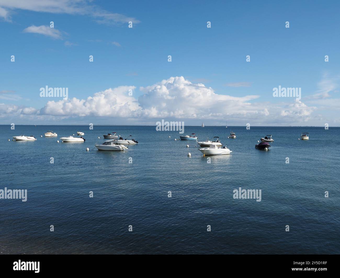 Formation de nuages au-dessus du continent en regardant la flotte, Île de Ré Banque D'Images