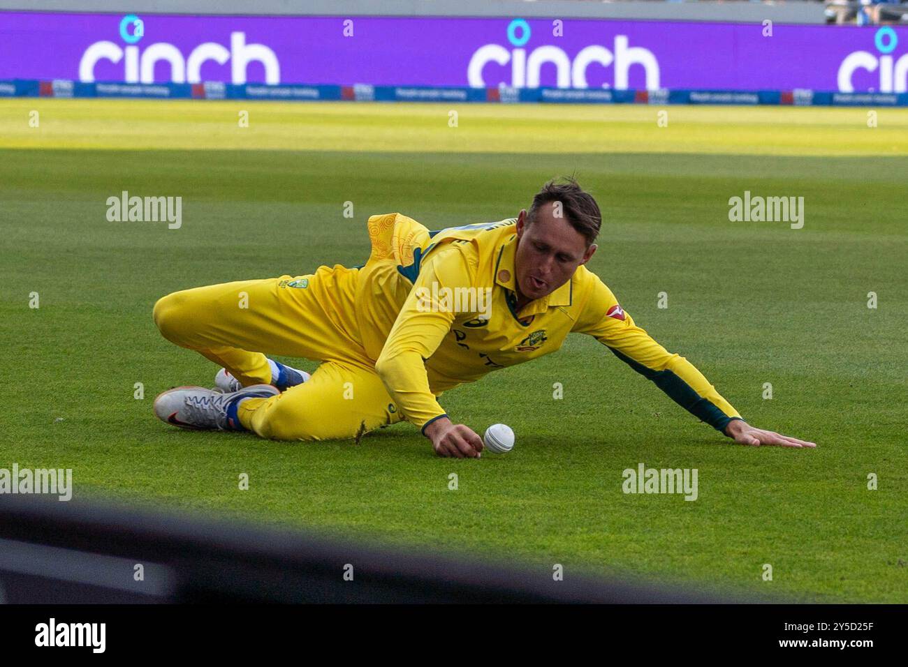 Australie Aaron Hardie Bowls and Catches Out Ben Duckett Angleterre vs Australie - Metro Bank One Day International Series - Headingley - 21/09/24 Banque D'Images