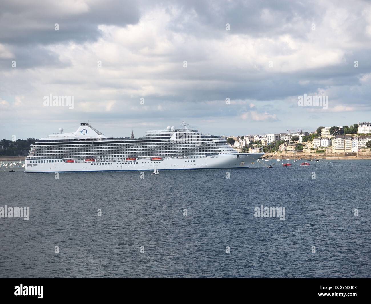 MS Marina, bateau de croisière Océanie, amarré au large de Dinard, vu d'un ferry au départ de Saint Malo Banque D'Images