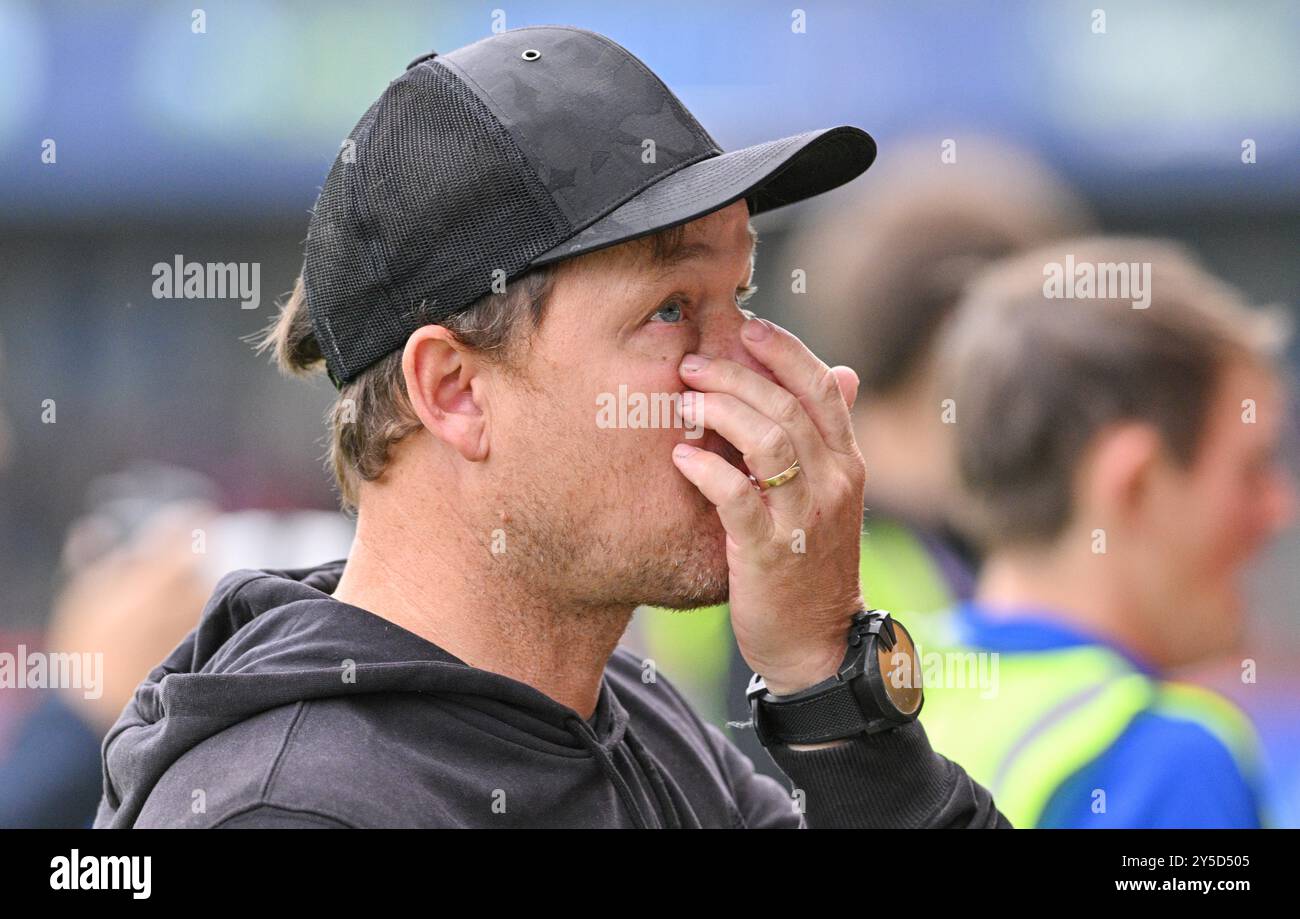 Crawley UK 21 septembre 2024 - le manager d'Everton Brian Sorensen lors du match de football de Barclays Women's Super League entre Brighton & Hove Albion et Everton au Broadfield Stadium de Crawley : crédit Simon Dack /TPI/ Alamy Live News. Usage éditorial exclusif. Pas de merchandising. Banque D'Images