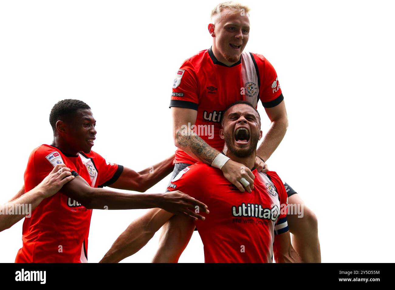 Carlton Morris de Luton Town célèbre avoir marqué le deuxième but de son équipe lors du Sky Bet Championship match à Kenilworth Road, Luton. Date de la photo : samedi 21 septembre 2024. Banque D'Images
