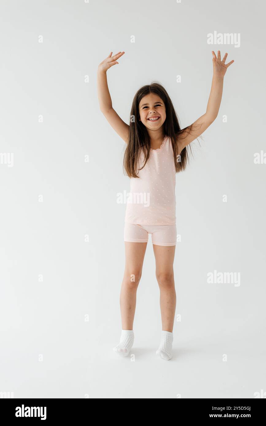 Pleine longueur petite fille mignonne en pyjama Banque D'Images