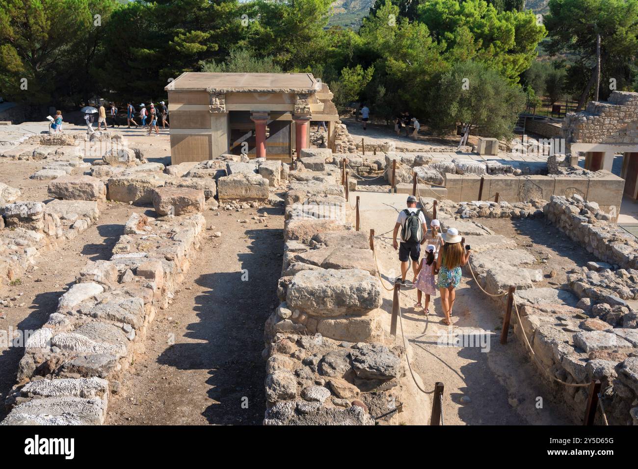 Vacances en groupe familial, vue arrière d'un groupe familial en vacances marchant à travers les ruines de l'ancien palais minoen de Knossos, Crète Banque D'Images