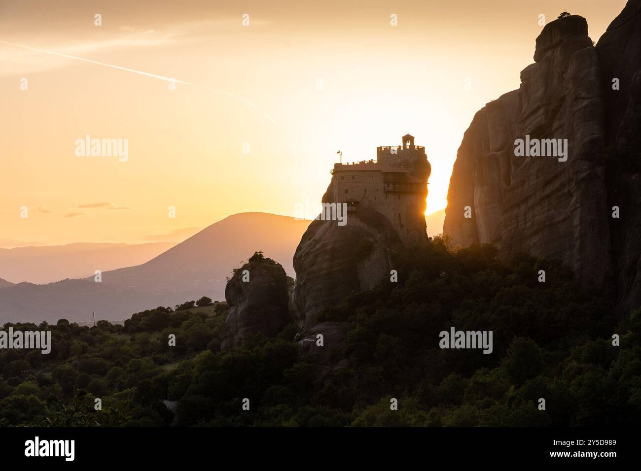 Le monastère d'Agios Nikolaos Anapafsas dans les Météores au coucher du soleil. Grèce. Banque D'Images