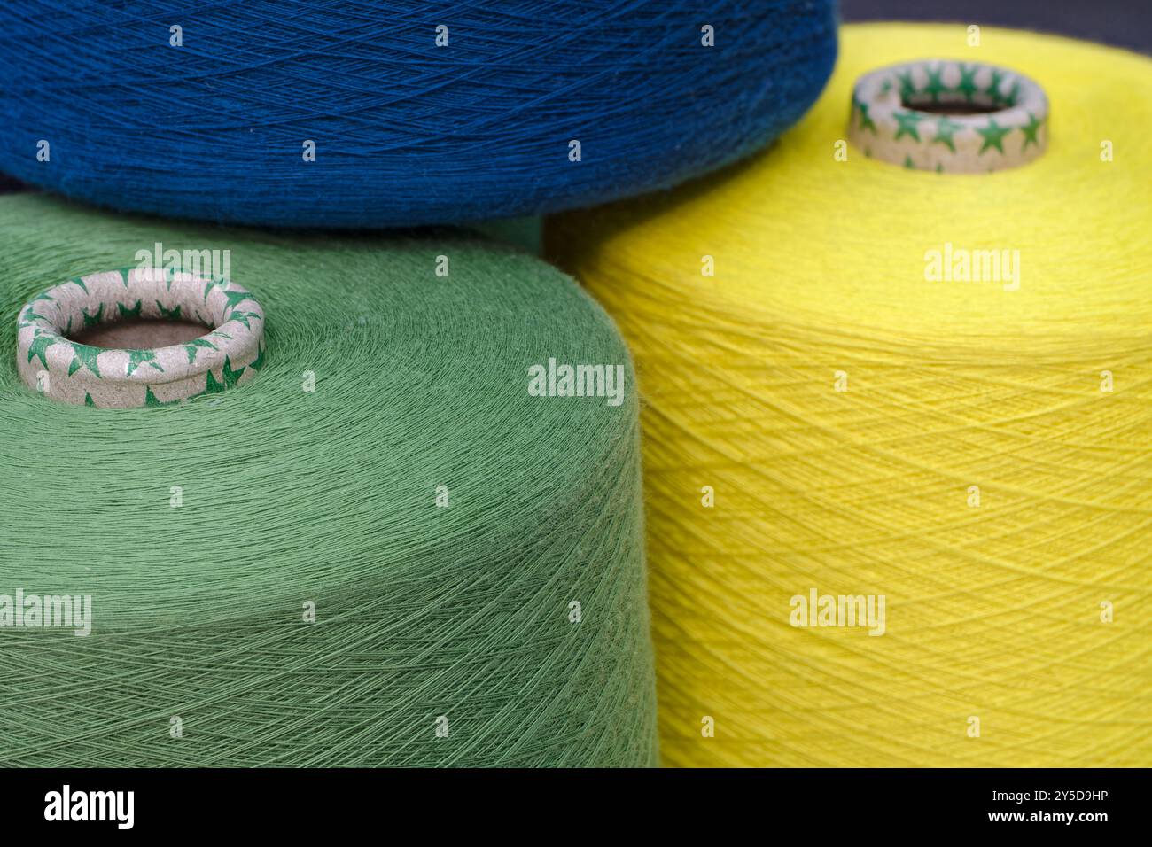 Bobines de fils de laine multicolores, fond abstrait de l'industrie textile Banque D'Images