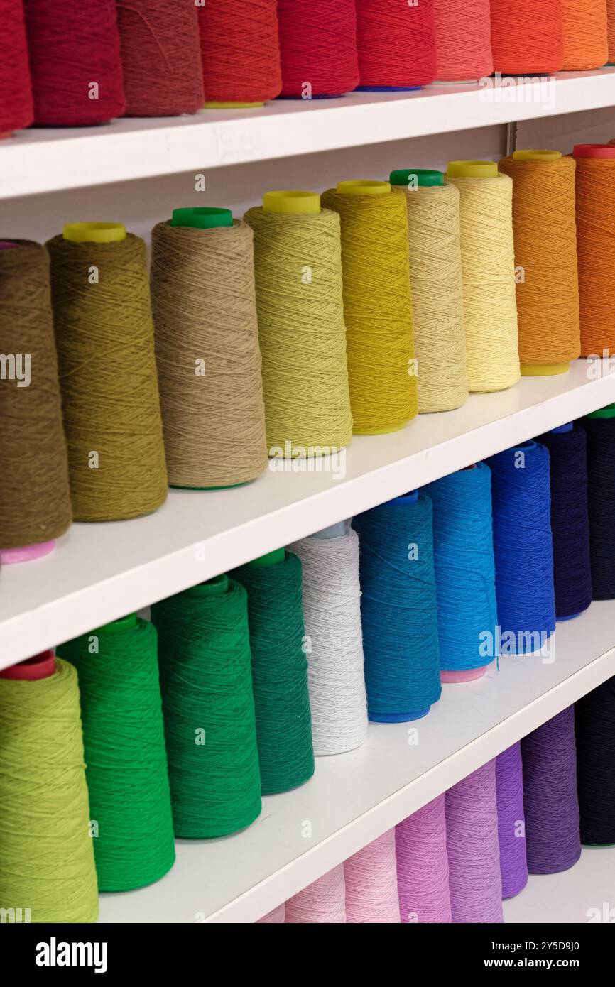 Bobines de fils de coton multicolores, fond abstrait de l'industrie textile Banque D'Images