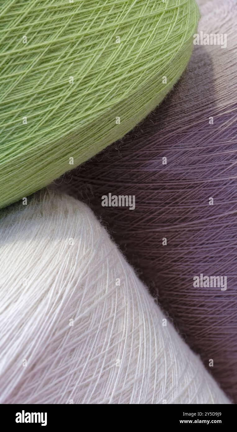 Bobines de fils de laine multicolores, fond abstrait de l'industrie textile Banque D'Images
