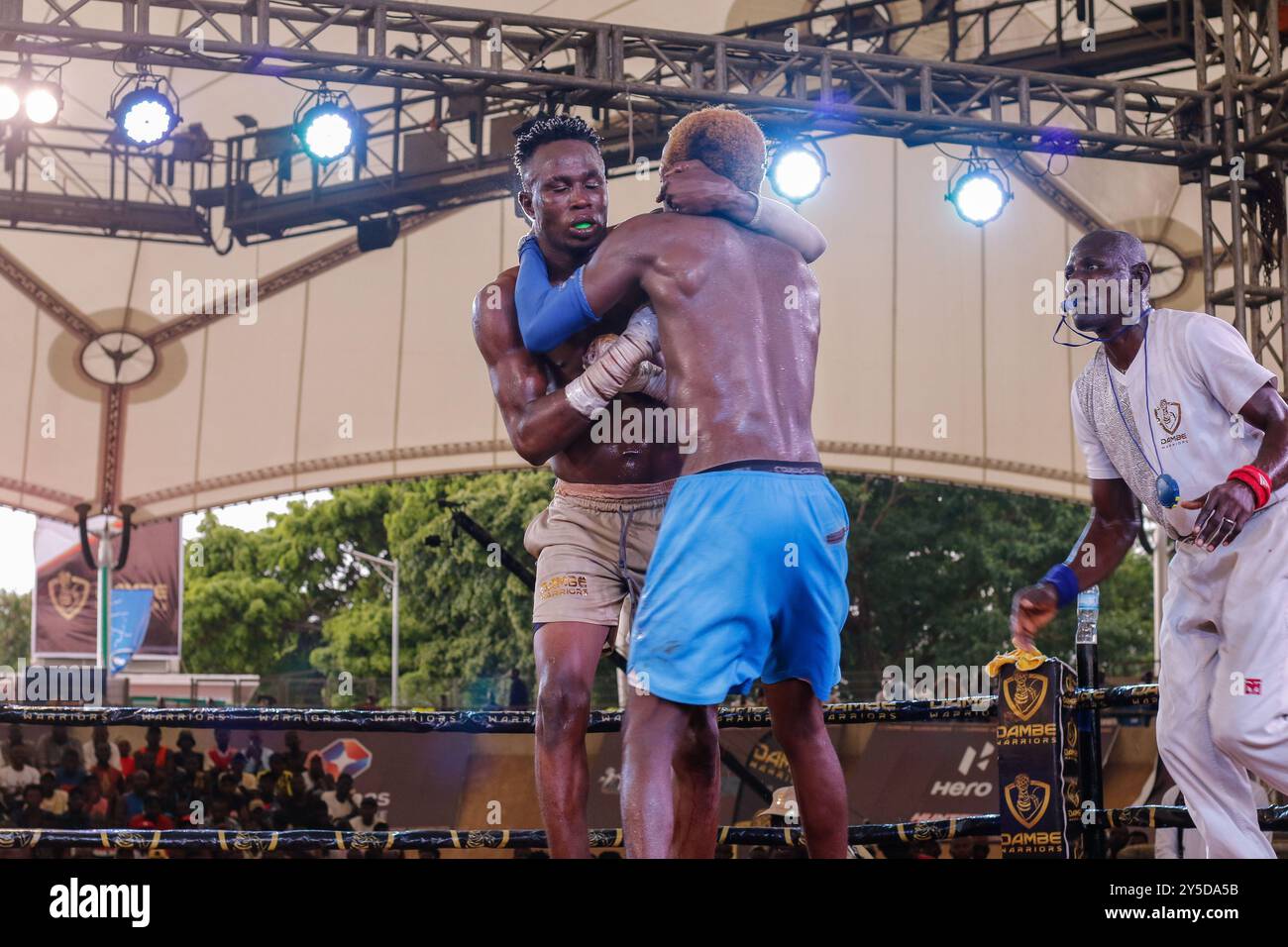 Les boxeurs Dambe combattent lors du tournoi Dambe Warriors Supper Fight 3 à Abuja, au Nigeria. Banque D'Images