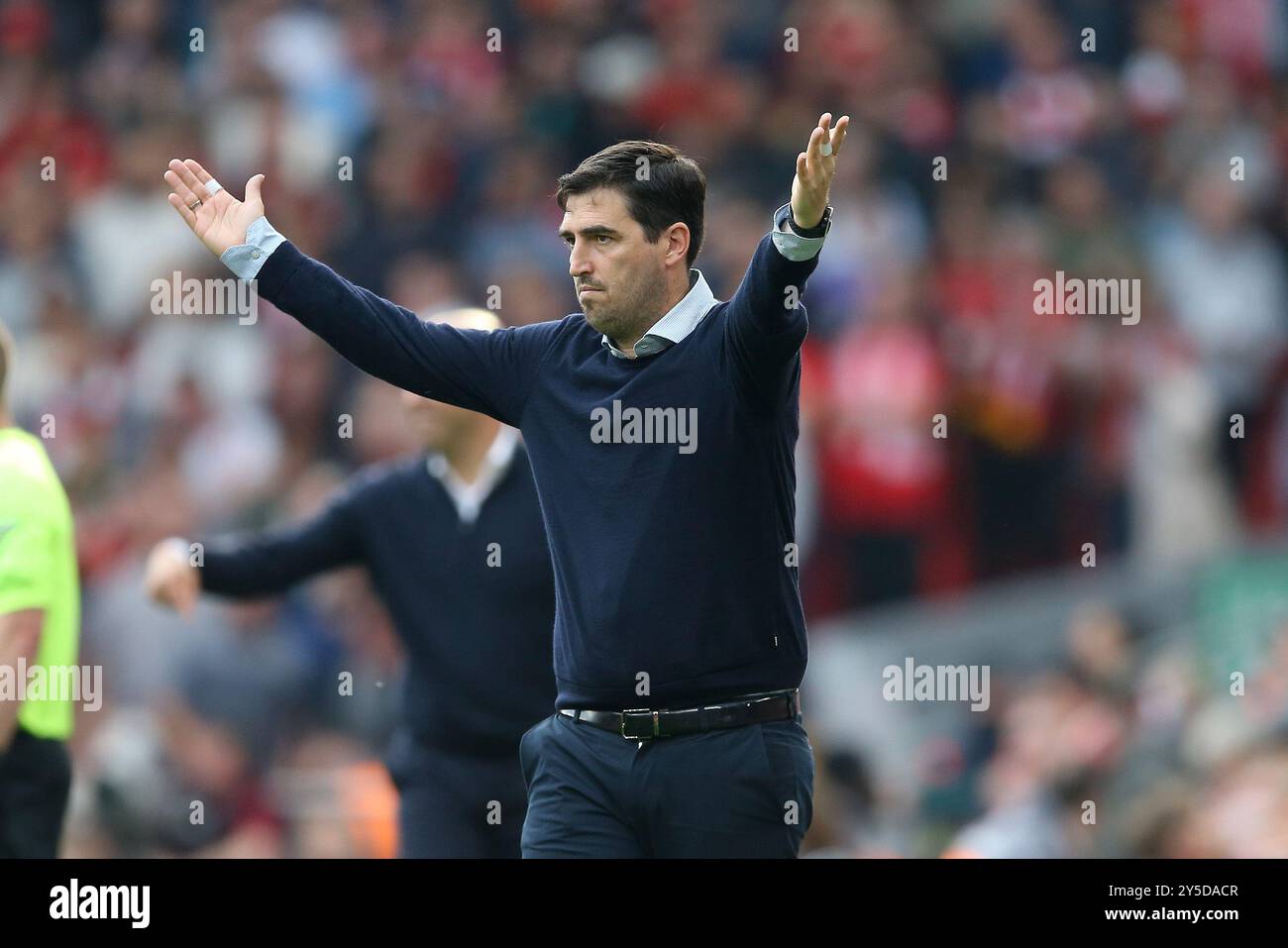 Liverpool, Royaume-Uni. 21 septembre 2024. Andoni Iraola, le directeur de Bournemouth crie des instructions. Premier League match, Liverpool contre Bournemouth à Anfield à Liverpool le samedi 21 septembre 2024. Cette image ne peut être utilisée qu'à des fins éditoriales. Usage éditorial exclusif. photo par Chris Stading/Andrew Orchard photographie sportive/Alamy Live News crédit : Andrew Orchard photographie sportive/Alamy Live News Banque D'Images