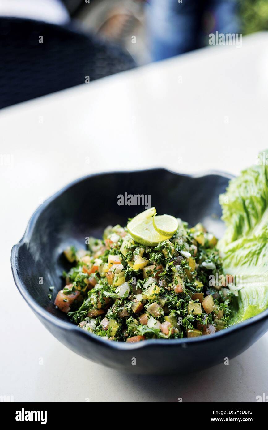 Tabouleh traditionnel libanais saladier frais Meze mezze entrée Banque D'Images