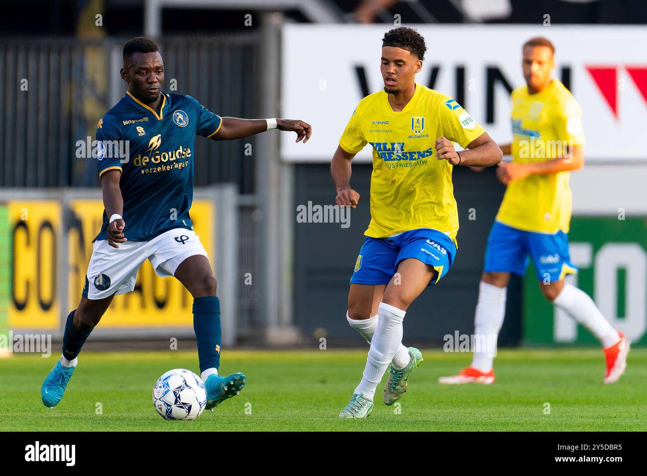 Waalwijk, pays-Bas. 21 septembre 2024. WAALWIJK, PAYS-BAS - 21 SEPTEMBRE : Joshua Kitolano du Sparta Rotterdam combat pour le ballon avec Daouda Weidmann du RKC Waalwijk lors du match néerlandais Eredivisie entre le RKC Waalwijk et le Sparta Rotterdam au Mandemakers Stadion le 21 septembre 2024 à Waalwijk, pays-Bas. (Photo de Joris Verwijst/Orange Pictures) crédit : dpa/Alamy Live News Banque D'Images