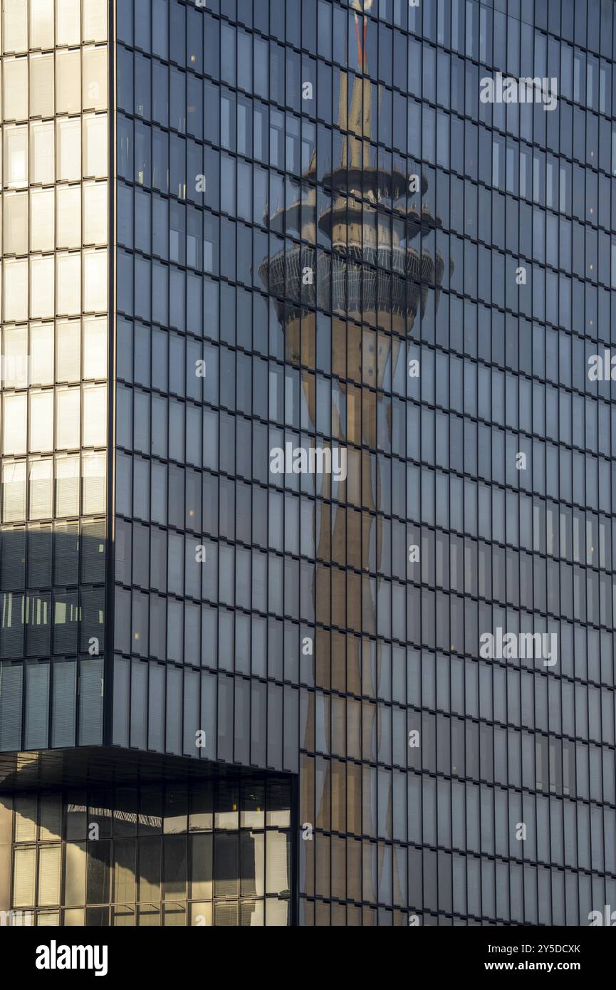 Duesseldorf Media Harbour, façade de l'hôtel Hyatt Regency, reflet de la Tour du Rhin, Rhénanie du Nord-Westphalie, Allemagne, Europe Banque D'Images