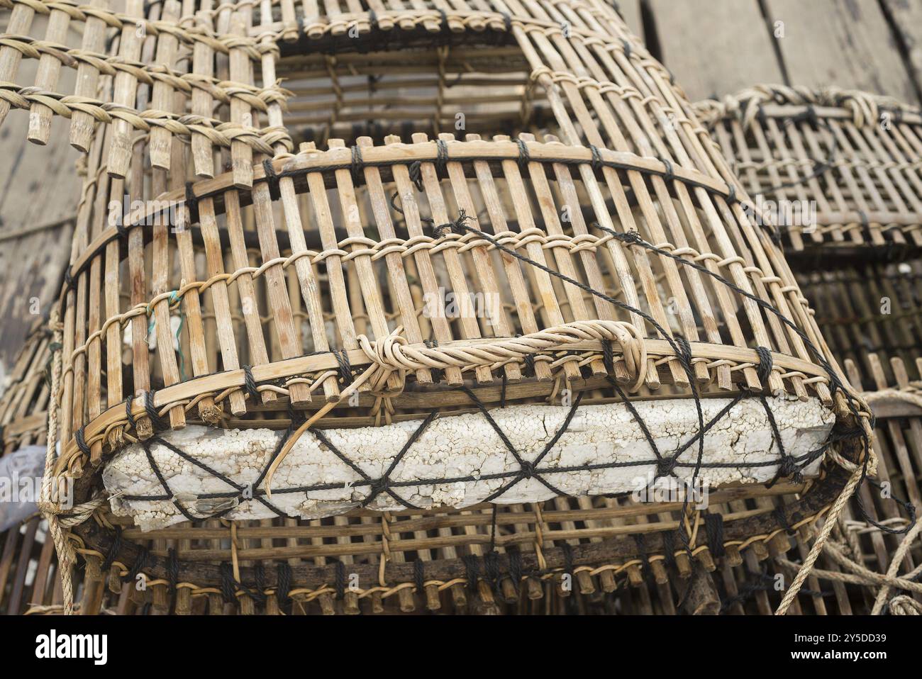 Cages traditionnelles de crabe en bambou au kep Market cambodia Banque D'Images