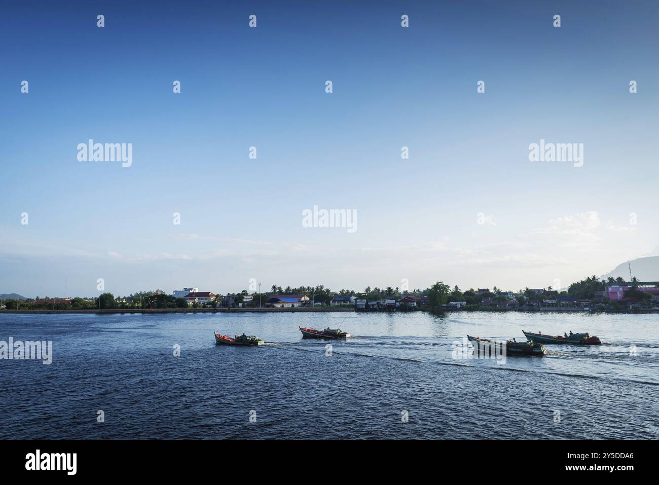 Vue des bateaux de pêche traditionnels sur la rivière kampot au cambodge Banque D'Images