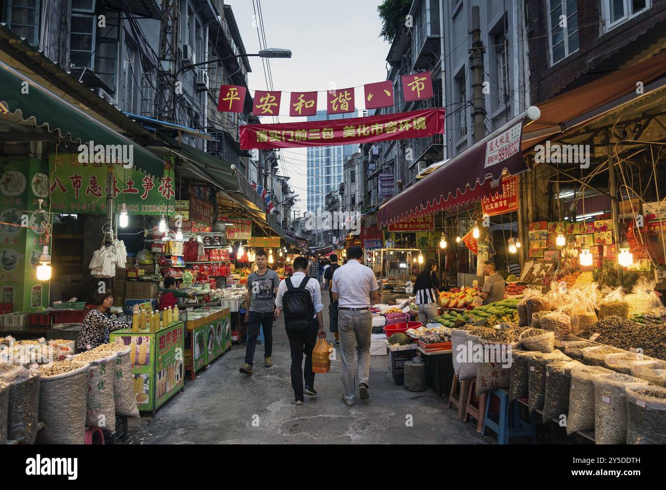 Rue du marché de shopping alimentaire dans la ville de xiamen chine la nuit Banque D'Images