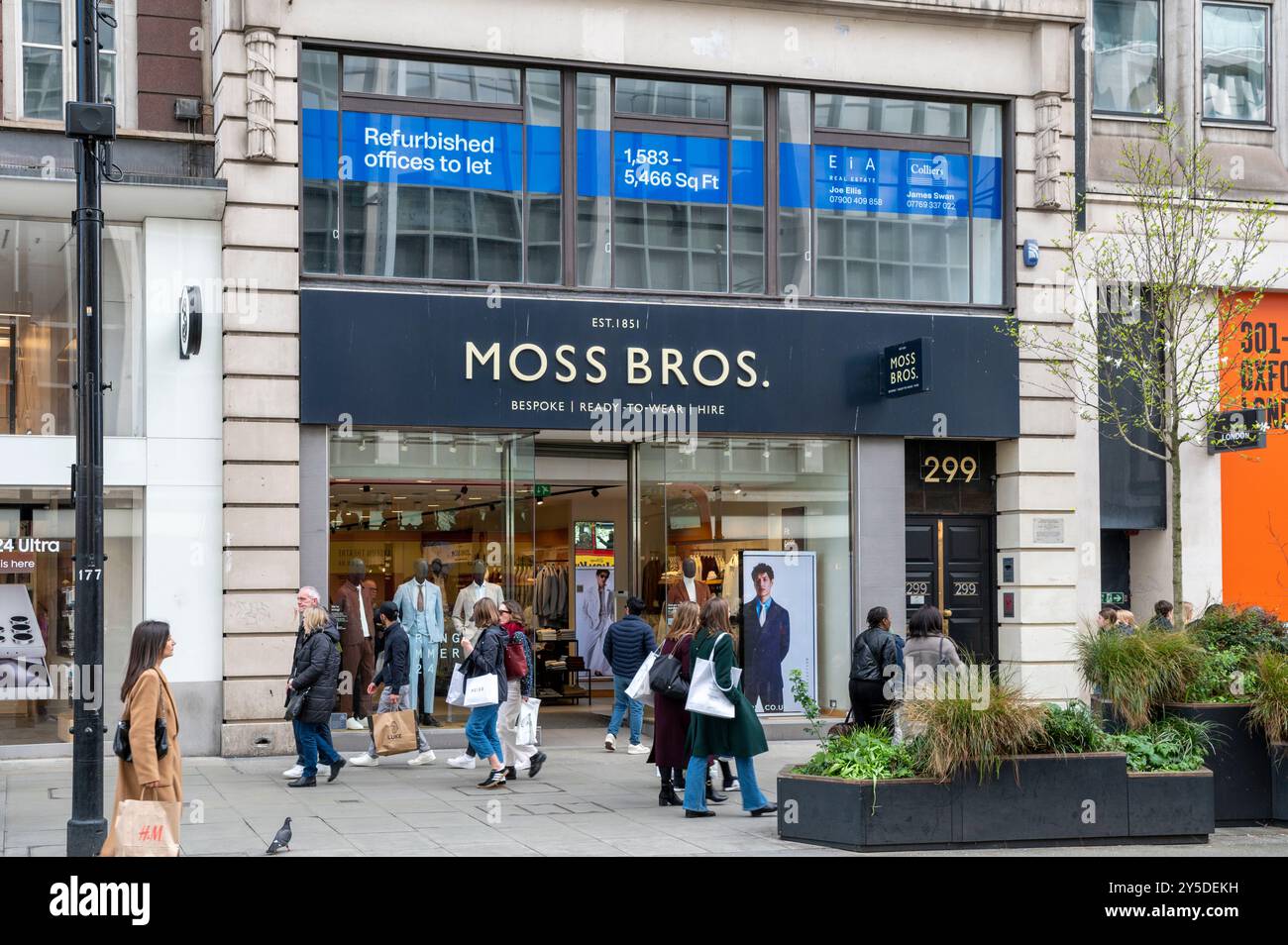 Londres, Royaume-Uni - 23 mars 2024 : magasin Moss Bros sur Oxford Street à Londres. Moss Bros est l'un des meilleurs magasins de vêtements pour hommes du Royaume-Uni. Banque D'Images