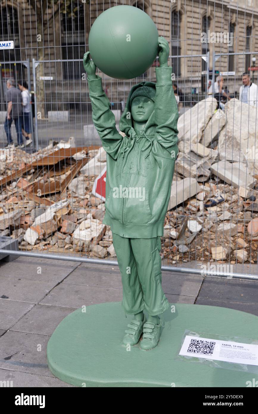 Paris, France. 21 septembre 2024. Dans le cadre de la 30ème édition de l’opération Chaussures Pyramides, handicap International a invité les résidents à se mobiliser pour la protection des civils contre les armes explosives dans les zones peuplées, samedi 21 septembre, sur la place de la République à Paris, France. Crédit : Bernard Menigault/Alamy Live News Banque D'Images