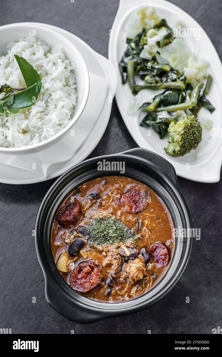 Poulet feijoada avec chorizo rustique portugais ragoût de haricots traditionnel épicé Banque D'Images