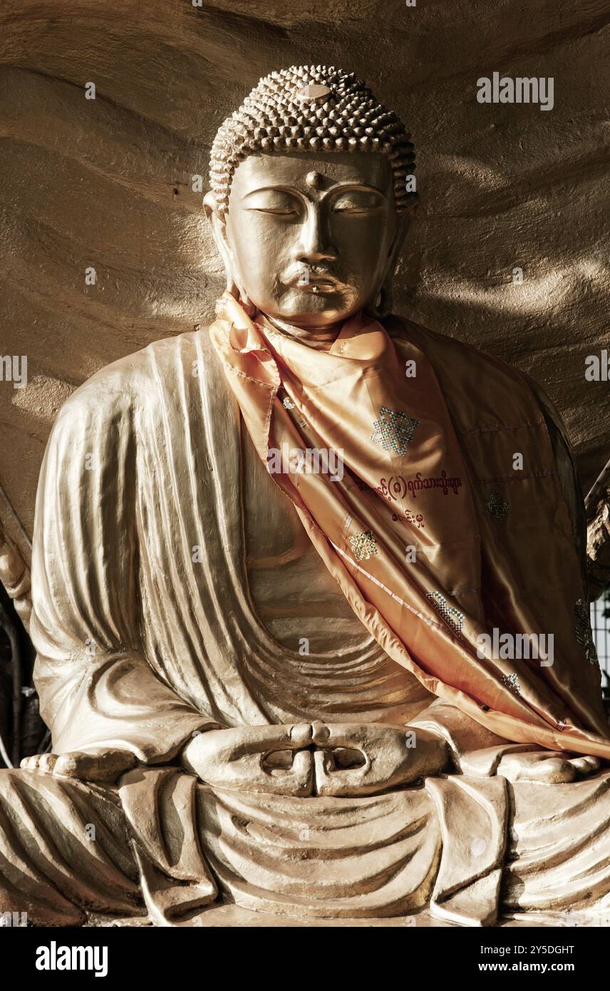 Statue de bouddha doré dans le temple de yangon myanmar Banque D'Images