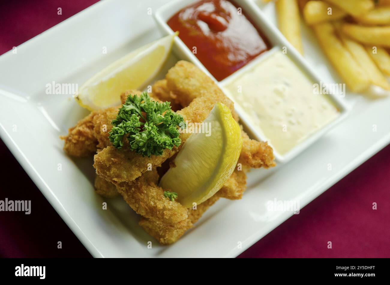 Grignotage des doigts de poisson et des frites Banque D'Images