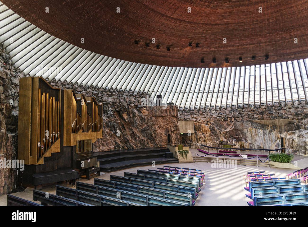 L'église Temppeliaukio rock moderne célèbre landmark architecture intérieur à Helsinki en Finlande Banque D'Images