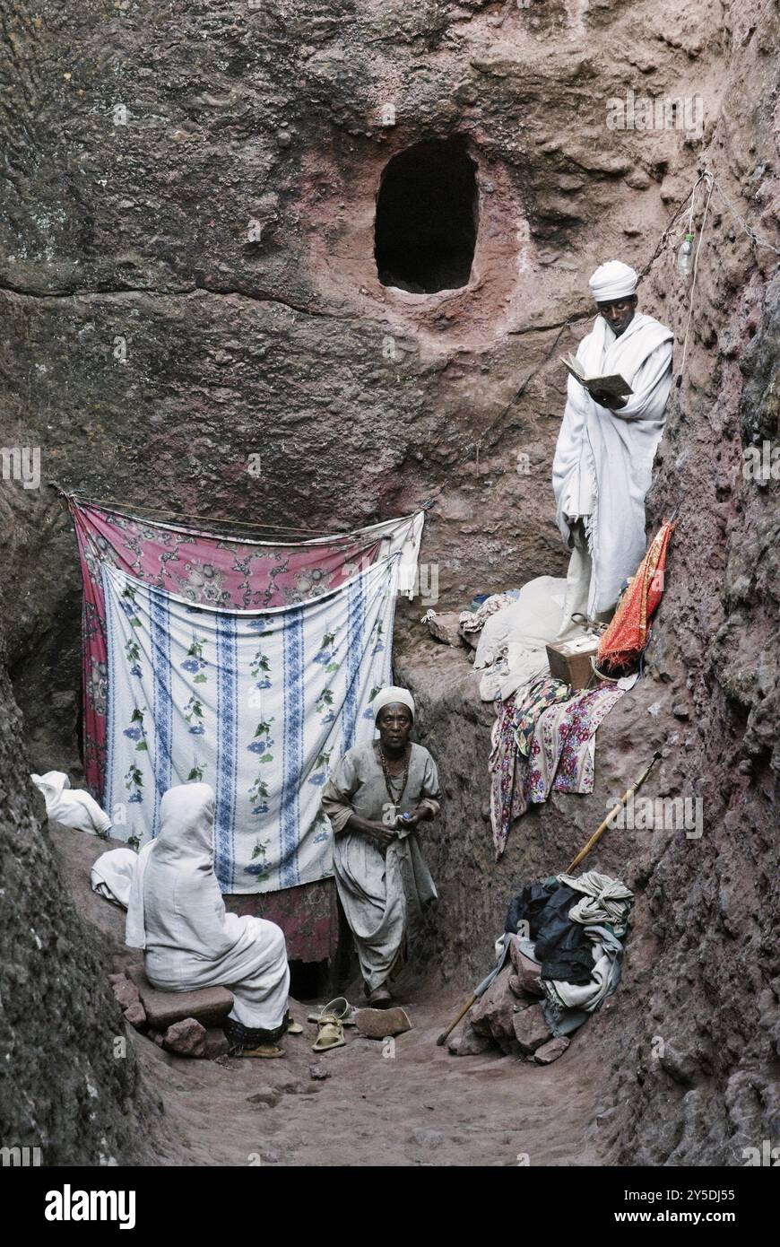 Prêtre et femmes à lalibela ethiopie Banque D'Images