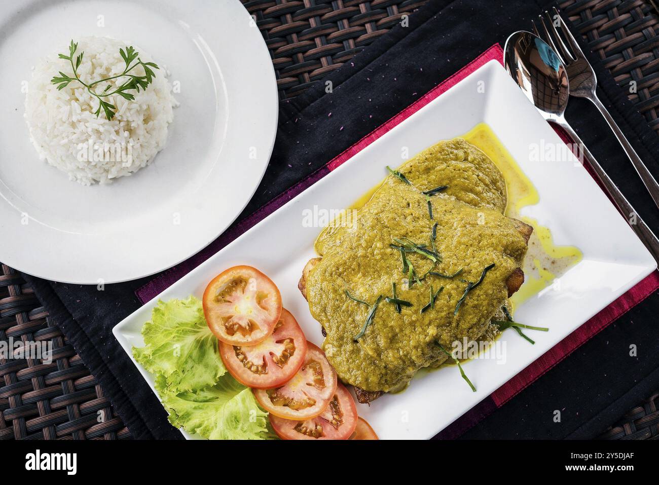 Filet de poisson thaïlandais avec sauce au curry vert asiatique et riz Banque D'Images