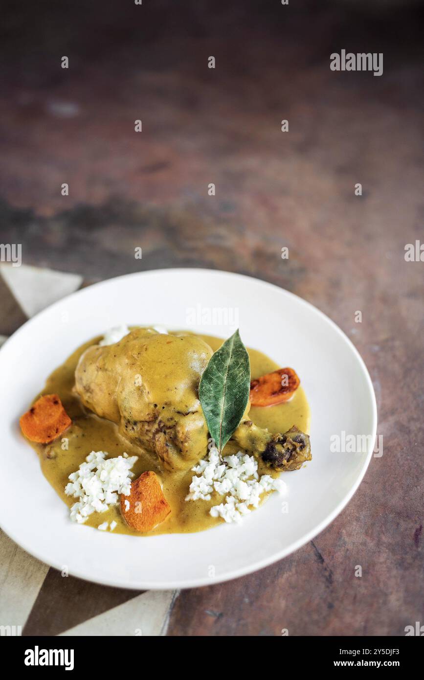 Poulet au curry jaune doux cuisine asiatique fusion contemporaine moderne Banque D'Images