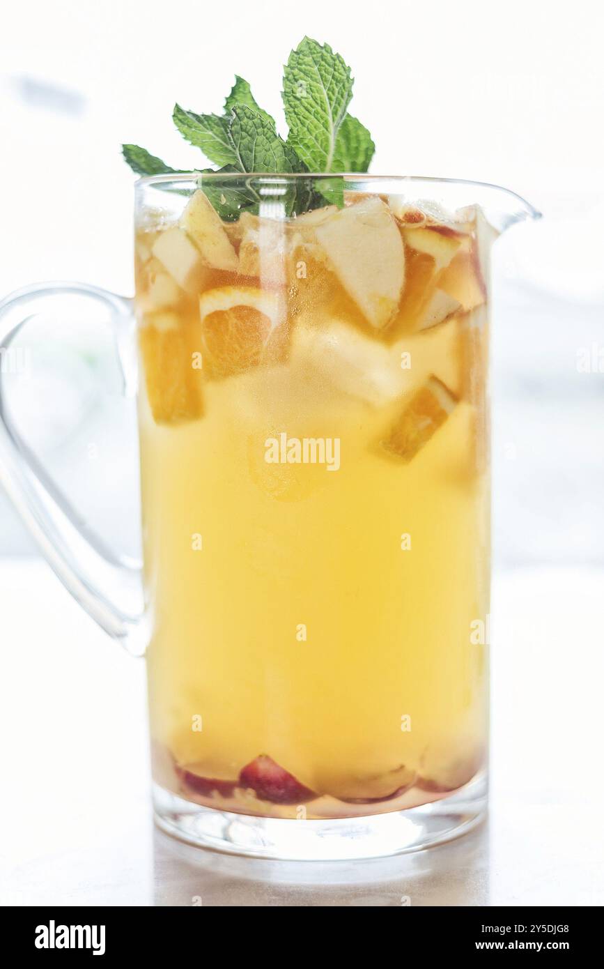 Pichet à cocktail à base de vin blanc et de sangria de fruits mélangés Banque D'Images