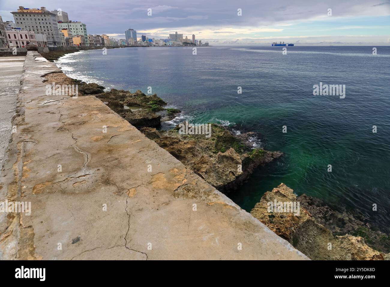 729 rangée de bâtiments le long de l'esplanade de Malecon, le parapet de la digue allant jusqu'à l'ambassade des États-Unis en arrière-plan lointain, Centro Habana-Vedado. La Havane-Cuba Banque D'Images