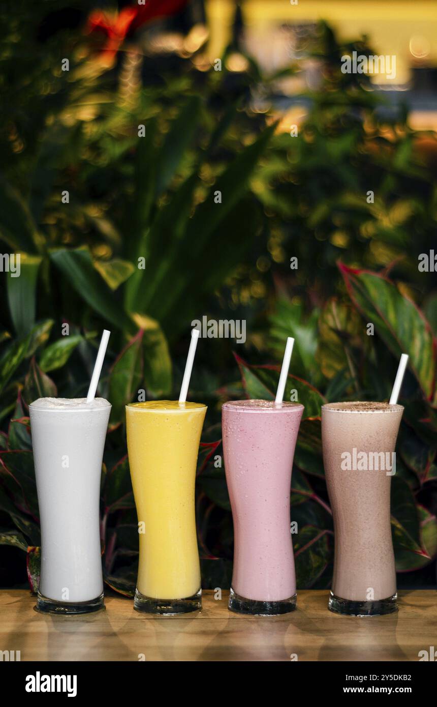 Mélange de milkshakes biologiques à la noix de coco, à la fraise, au chocolat et à la mangue Banque D'Images