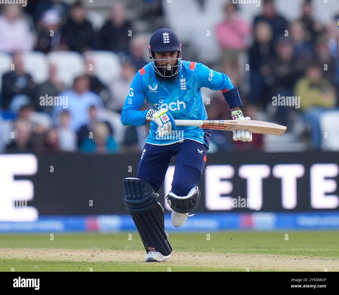 Headingley, Leeds, Royaume-Uni. 21 septembre 2024. 2nd Metro Bank One Day Cricket International, Angleterre contre Australie ; Adil Rashid d'Angleterre court entre les wickets Credit : action plus Sports/Alamy Live News Banque D'Images