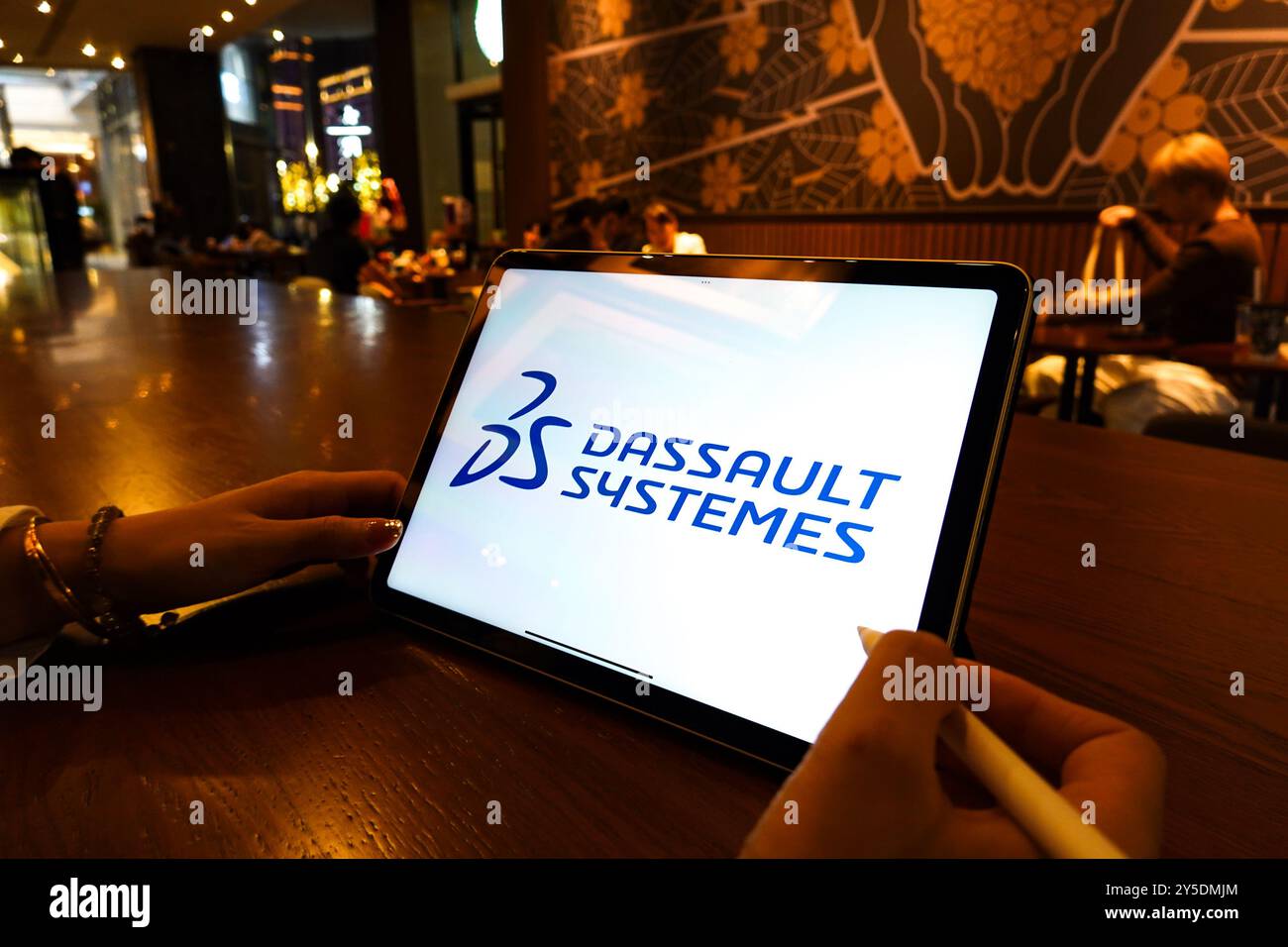 Chine. 21 septembre 2024. Dans cette illustration photo, un logo Dassault systèmes est affiché sur l'écran d'un iPad. (Photo de Sheldon Cooper/SOPA images/SIPA USA) *** strictement à des fins éditoriales *** crédit : SIPA USA/Alamy Live News Banque D'Images