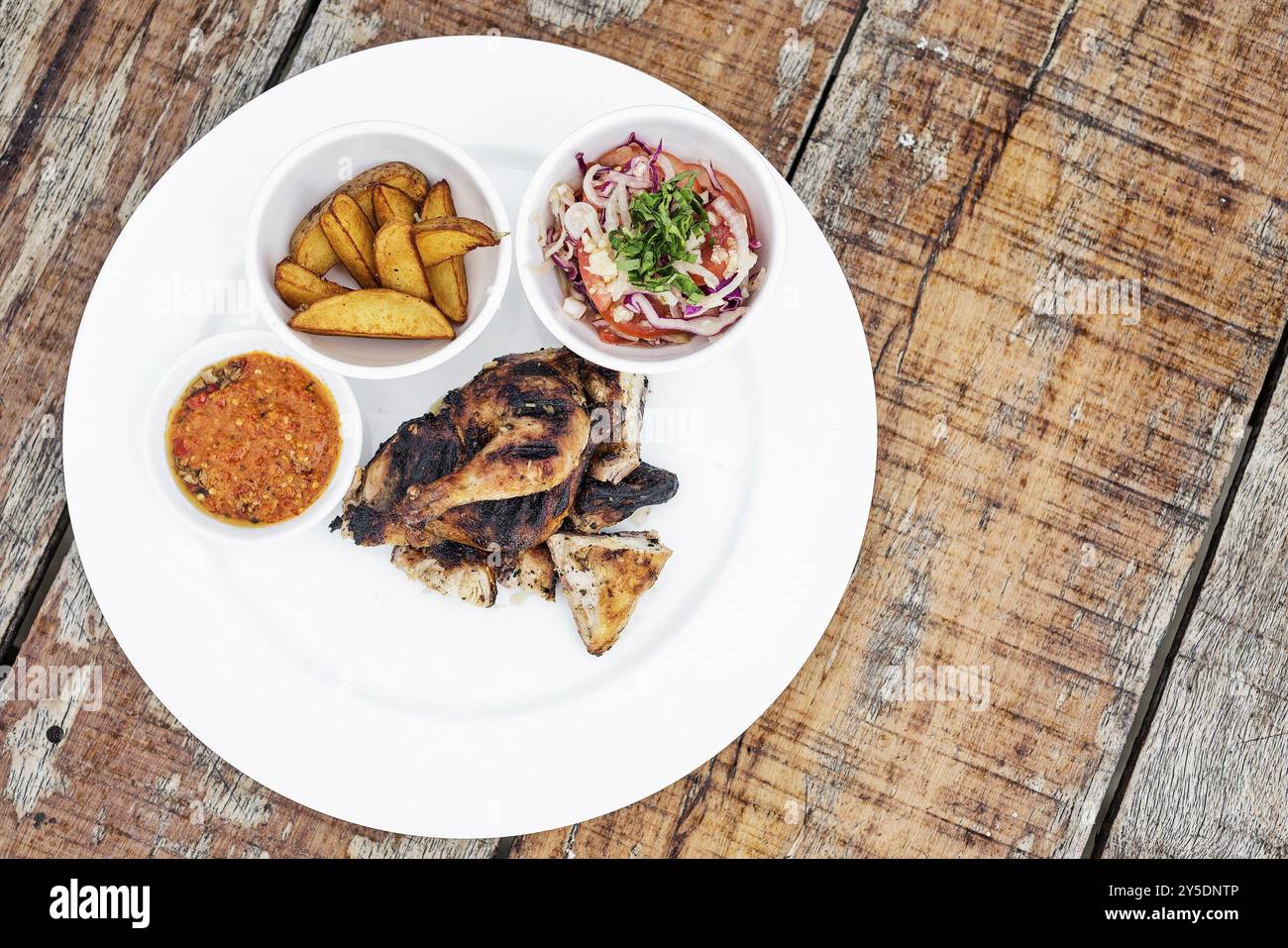 Piri piri poulet rôti portugais avec un repas de sauce épicée jindungo africaine Banque D'Images