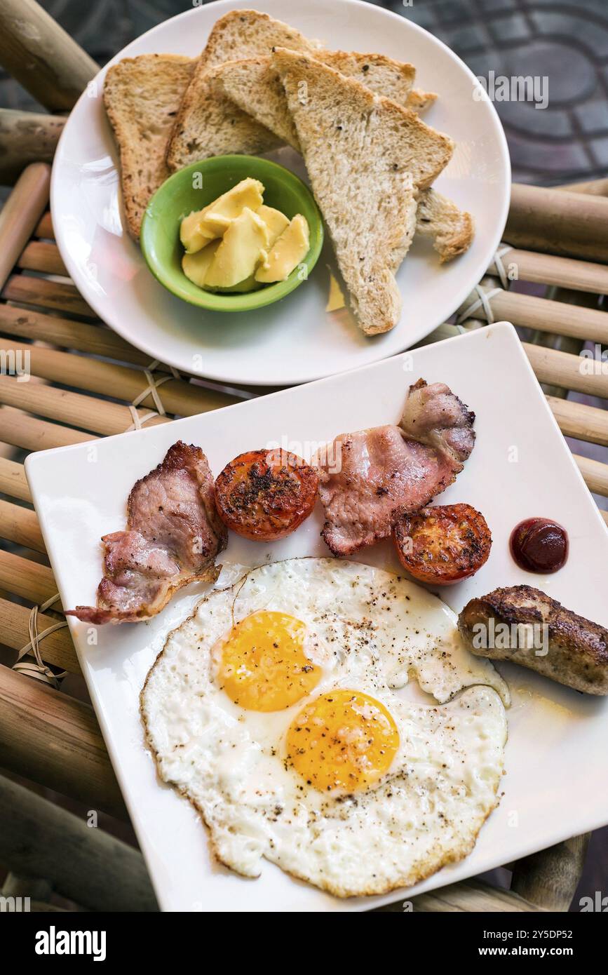 Petit-déjeuner anglais classique traditionnel frits avec œufs, bacon, saucisse de tomate et pain grillé Banque D'Images