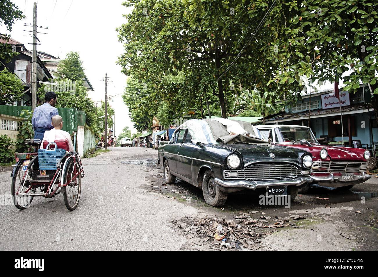 Voitures anciennes dans la rue à yangon myanmar birmanie Banque D'Images