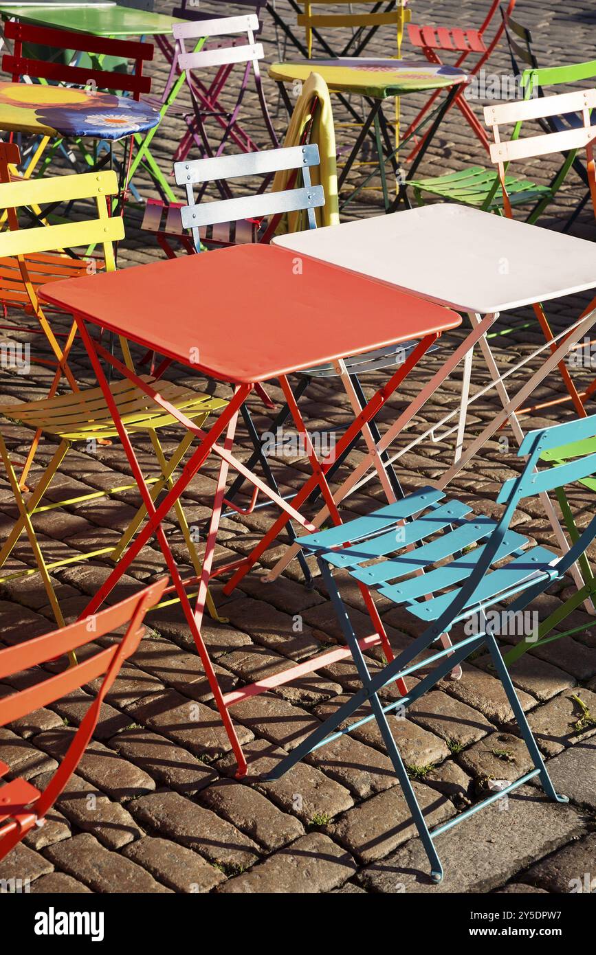 Tables et chaises colorées et modernes à la mode au Street café d'helsinki, finlande Banque D'Images