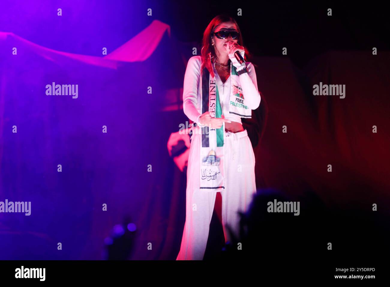 Berlin, Deutschland, 21.09.2024 : Görlitzer Park : Block Party : Im Vorprogramm von Peter Fox steht die Rapperin Wa22ermann aus Kreuzberg mit einem Free Palestine -Schal auf der Bühne *** Berlin, Allemagne, 21 09 2024 Görlitzer Park Block Party rappeur Wa22ermann de Kreuzberg sera sur scène avec une écharpe libre Palestine comme Peter Foxs acte d'ouverture Copyright : xdtsxNachrichtenagenturx dts 46756 Banque D'Images