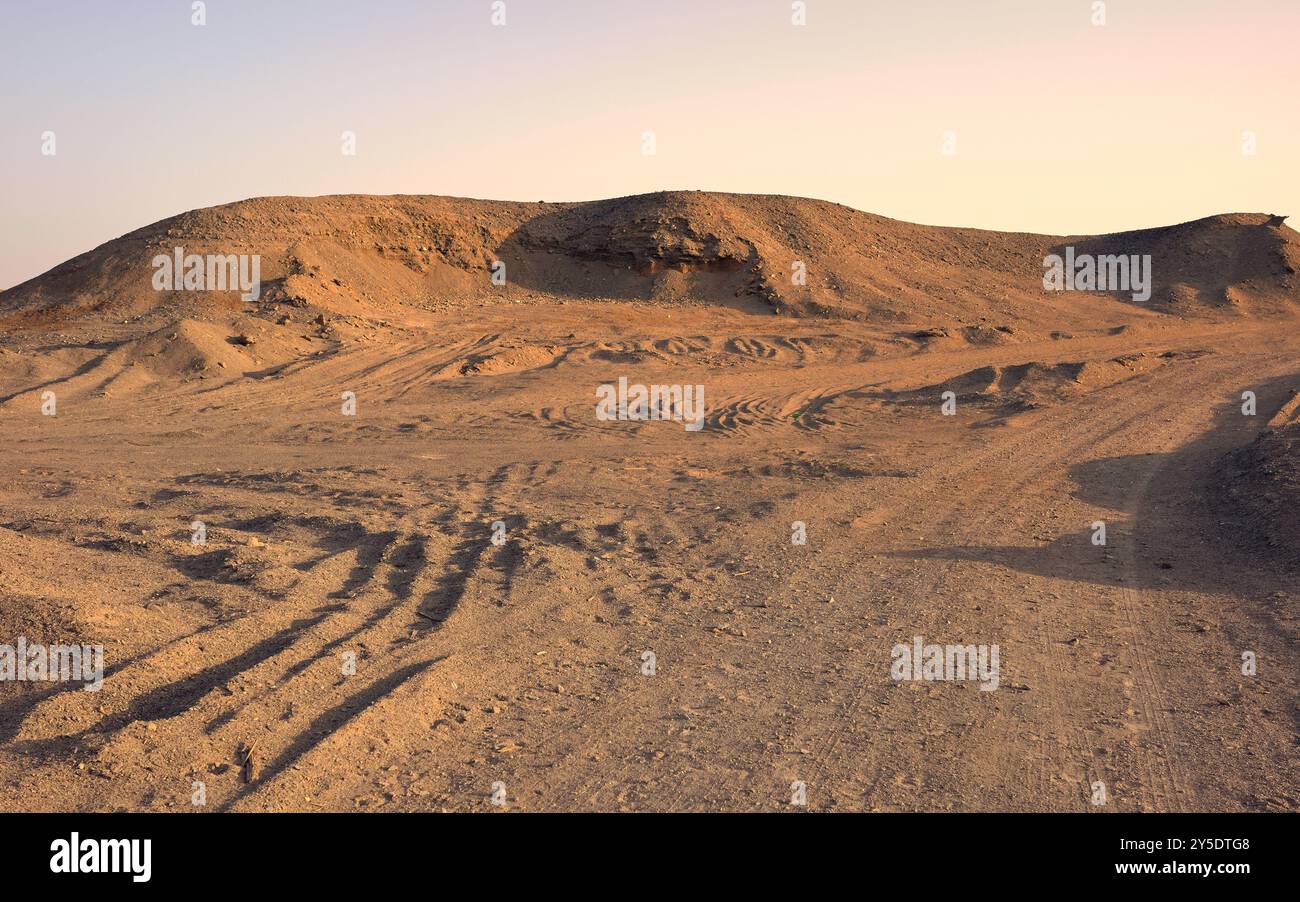 Paysage désertique du Sahara au coucher du soleil, Egypte. Banque D'Images